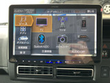TVやラジオ、USB、Bluetooth AUDIOなど、複数のソースを画面から選べます。使いたい項目を見つけやすいメニュー構成で、日々の移動に合わせて音楽や情報を楽しめる装備です。