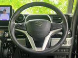 手元で扱いやすい位置にスイッチを備え、運転姿勢を保ちながら各種操作へ移りやすい設計です。握りやすい形状で、日々の移動を快適にサポートします。