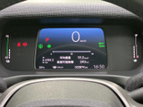 速度やシフト位置、走行に関する情報が中央の画面にまとまり、運転中も確認しやすい配置です。左右には各種表示があり、必要な情報をひと目で把握しやすいメーターまわりです。