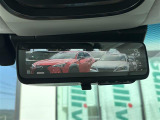 【デジタルルームミラー】車両後方カメラの映像をルームミラーに映すことが出来ます。 そのため、後席に人や荷物があって後方が見えづらい場合でもしっかり視界を確保することが出来ます。