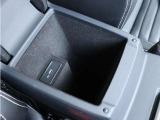 使い勝手の良い小物入れとUSBポートを装備。収納と充電を両立した便利な装備です。