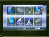 音源の選択画面には、テレビやディスク、Bluetooth Audio、USBなどの項目が並びます。使いたい音源を画面から選べるため、日々の移動中も好みに合わせて音楽を楽しめます。