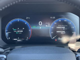 視認性の高いメーター類が、運転に必要な情報を分かりやすく伝えます。直感的な操作で、運転に集中できます。洗練されたデザインも魅力です。