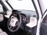 運転席からフロントガラスまでの距離もあるので、ハンドルを握った時に、圧迫感がありません。