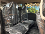 セカンドシートは中央部が可動式となっており、スライドすれば通路スペースが登場!前後の移動がとっても簡単です♪もちろん、8名乗車時も快適な座り心地のシートとなっています♪