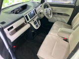 運転席まわりは前方を見渡しやすく、シートや足元にもゆとりを感じる空間です。明るい色合いの内装が落ち着いた雰囲気を添え、日々の乗り降りにもなじみます。