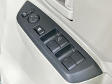 【電動格納ミラー】サイドミラーは電動格納式となっており、狭い駐車場でもキズがつくリスクを抑えられます。