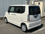 コンビネーションランプを高い位置に配置、後続車に見やすいデザインで安全にも配慮。