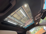 【ガラスルーフ】ガラスルーフ搭載で車内の解放感が一気にアップ!開放的なドライブをお楽しみいただけます。