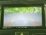 画面には車両後方の映像と目安線が表示され、駐車時の周囲確認をサポートします。停車中にはテレビなどの映像視聴にも活用でき、場面に応じて使い分けられます。