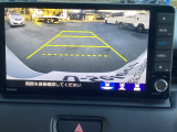 後退時に車両の後ろ側をモニター画面に表示します。車庫入れなどでバックする際に後方確認ができて便利です。車庫入れが苦手な人もこれで安心。