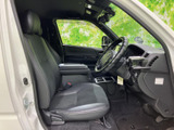 前席はゆったりとした座面と背もたれで、運転席・助手席それぞれに落ち着いて座れる空間です。足元も見通しやすく、乗り降りのしやすさにも配慮された室内です。