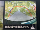 後方確認をサポートするモニターは、安全な運転に貢献。狭い道や駐車時など、様々なシーンで活躍します。運転の負担を軽減し、安心感を与えます。