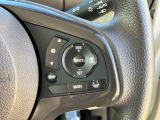 【アダプティブクルーズコントロール(ACC)】予め設定した車速内で自動的に加減速の支援を行います。ステアリングのスイッチを操作することで設定車速を変えたり、前走車との車間距離の設定が可能です。