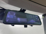 【デジタルインナーミラー】後席の大きな荷物や同乗者で後方が確認しづらい時でも安心!カメラが撮影した車両後方の映像をルームミラー内に表示。クリアな視界で状況の確認が可能です!