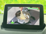 停車中には、地上デジタル放送を楽しめるTV機能が備わっています。休憩時間に番組をチェックできます。