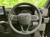 握りやすい形状で、中央にはホーン、左右にはスイッチ類を配置。運転姿勢を保ったまま手元で必要な操作にアクセスしやすく、普段使いでも便利にお使いいただけます。