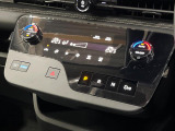 【左右独立型フルオートエアコン】運転席と助手席でそれぞれお好みの温度に設定可能。同乗者にも配慮した、快適な空調をお届け致します。