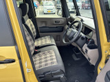 運転席からの視界は広く、運転操作もスムーズに行えます。シートの形状も体にフィットし、快適なドライブを。