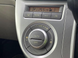 【オートエアコン】一度お好みの温度に設定すれば、車内の温度を検知し風量や温度を自動で調整。暑い&hellip;寒い&hellip;と何度もスイッチ操作をする必要はありません。快適な車内空間には必須の機能ですね♪
