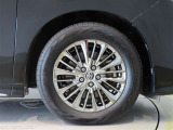 純正のアルミホイール装着車です。タイヤサイズは225/60R17です。