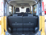 【広々トランクルーム】車体に対してスペースは広めに作ってあります。また、背もたれを倒すとより多くの荷物を乗せることができます。