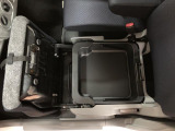 助手席下部にも大型の物入れがございます!