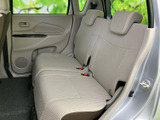 後席はベンチ状のシートにヘッドレストを備え、複数人で乗車する場面にも使いやすい空間です。明るい内装色と窓からの光が、同乗者にも心地よい印象を与えます。