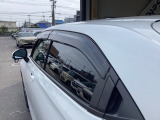 人気の用品、ドアバイザーが装着されております。雨の日でも換気が出来て本当に便利です!