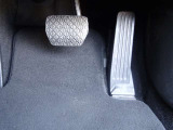 【オルガン式アクセルペダル】かかとを支点として足首とペダルの動きが一致するため、スムーズで正確な操作が可能です。ペダル反力を足の重さで支える事ができるため長時間の運転でも足が疲れにくくなります。