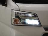 LEDヘッドライトです。デザイン性がよくとても明るいので、夜間の走行や悪天候でも安心です。しかも長寿命!