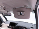 運転席サンバイザー裏にバニティミラー。気になった時にサッと身だしなみチェック。