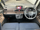 運転席から前方を見渡しやすく、メーターや画面も目に入りやすい配置です。助手席側にも広がりを感じる室内で、前席に座る方が過ごしやすい空間。落ち着いた色合いの内装で、日々の移動にもなじみます。