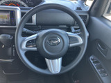 握りやすい形状で、運転操作をサポート。操作しやすい位置にスイッチ類が配置されており、快適なドライビングを演出します。操作感も良好です。
