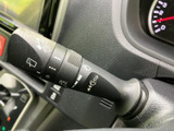 各操作を示すマークがレバーにまとめられ、手元で設定を確認しやすい仕様です。運転席から手を伸ばしやすい位置にあり、天候の変化に合わせた操作をスムーズに行えます。