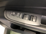 【窓操作部分】運転席のスイッチでは、すべてのウィンドーの開閉操作を行うことができます。