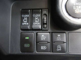 運転席から操作できる両側パワースライドドアのコントロールスイッチです(挟み込み防止機能付)