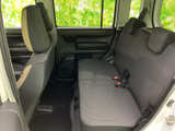 後席は横並びで座りやすく、ヘッドレストも備わったシート構成です。窓が大きく車内に明るさが感じられ、前席との間にも足元の空間があるため、同乗者にも過ごしやすい印象です。