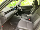 運転席からの視界は良好です。操作しやすい配置になっているため、運転に集中できます。快適なドライビングをサポートする、機能的な空間です。