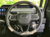 握りやすい形状で、運転席から自然に手を添えられる位置にスイッチ類を配置。必要な操作にアクセスしやすく、運転中の視線移動を抑えるのに役立ちます。