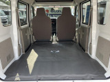 リヤシートも全車消毒済み。シートを倒すと箱形でフラットな床面でひろーい荷室。各種ケース、箱物がたっぷり積めます