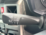 【オートワイパー(AUTO)】雨が降り出した時に、雨滴検出用センサー(レインセンサー)が雨滴を感知すると、自動でワイパーが動作します。