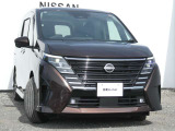 アダプティブLEDヘッドライト。フロントカメラで前方の状況を検知し対向車や先行車に眩しい思いをさせることなく必要なところだけを遠くまで照射します。