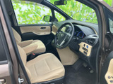 明るい色合いのシートと広がりのある窓まわりで、運転席まわりは開放的な印象です。前方や左右の視界を確保しやすく、乗り降りもしやすい空間です。