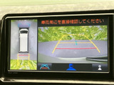車両周辺を画面で確認でき、後方の状況や車両位置の把握をサポートします。目安となるガイド表示も備わり、駐車時など周囲を確認したい場面で活用できる、日常にうれしい装備です。