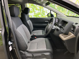 前席は身体を預けやすい形状で、運転席と助手席の間にもゆとりを感じる空間です。前方の視界が広く、周囲の確認もしやすいレイアウト。落ち着いた色合いのシートで、乗り込んだ際もくつろげます。