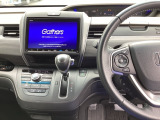 運転席周辺のスマートなレイアウトが、操作のしやすさを実現。快適なドライブをサポートします。パーキングブレーキはフットブレーキタイプです。