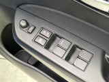 【電動格納ミラー】サイドミラーは電動格納式となっており、狭い駐車場でもキズがつくリスクを抑えられます。