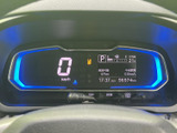 速度やシフト位置、走行に関する情報をひと目で確認しやすい表示です。必要な情報を運転席から把握しやすく、日常の運転時にも確認のしやすさに配慮されています。