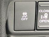 走行状況に応じて使えるスイッチを手元に配置。必要な機能へアクセスしやすく、ドライブ中も視線移動を抑えながら操作できる便利な装備です。ドアの開閉に関する表示も確認できます。